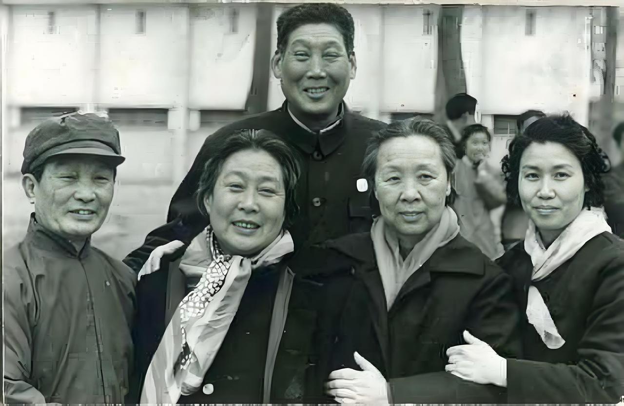 珍贵的老照片——五位豫剧名家面带笑容同框合影，很温馨，很祥和。戏迷朋友能认出他们