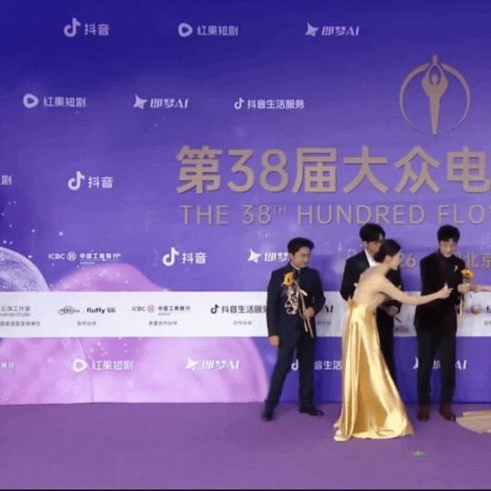 王祖蓝红毯常驻花童花童王祖蓝这回真拿花了 王祖蓝的红毯花童身份彻底藏不住了！今晚