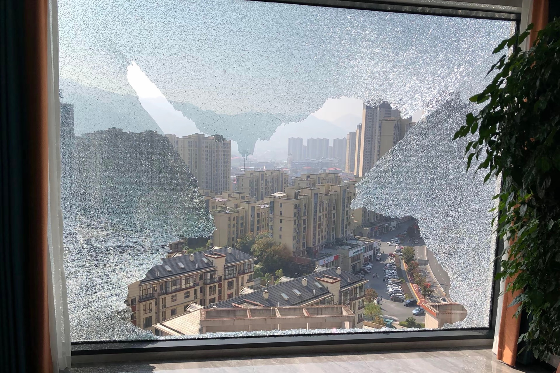突然“嘭”一声，玻璃碎了！不晓得是自己坏的，还是外面什么东西打到上面了 