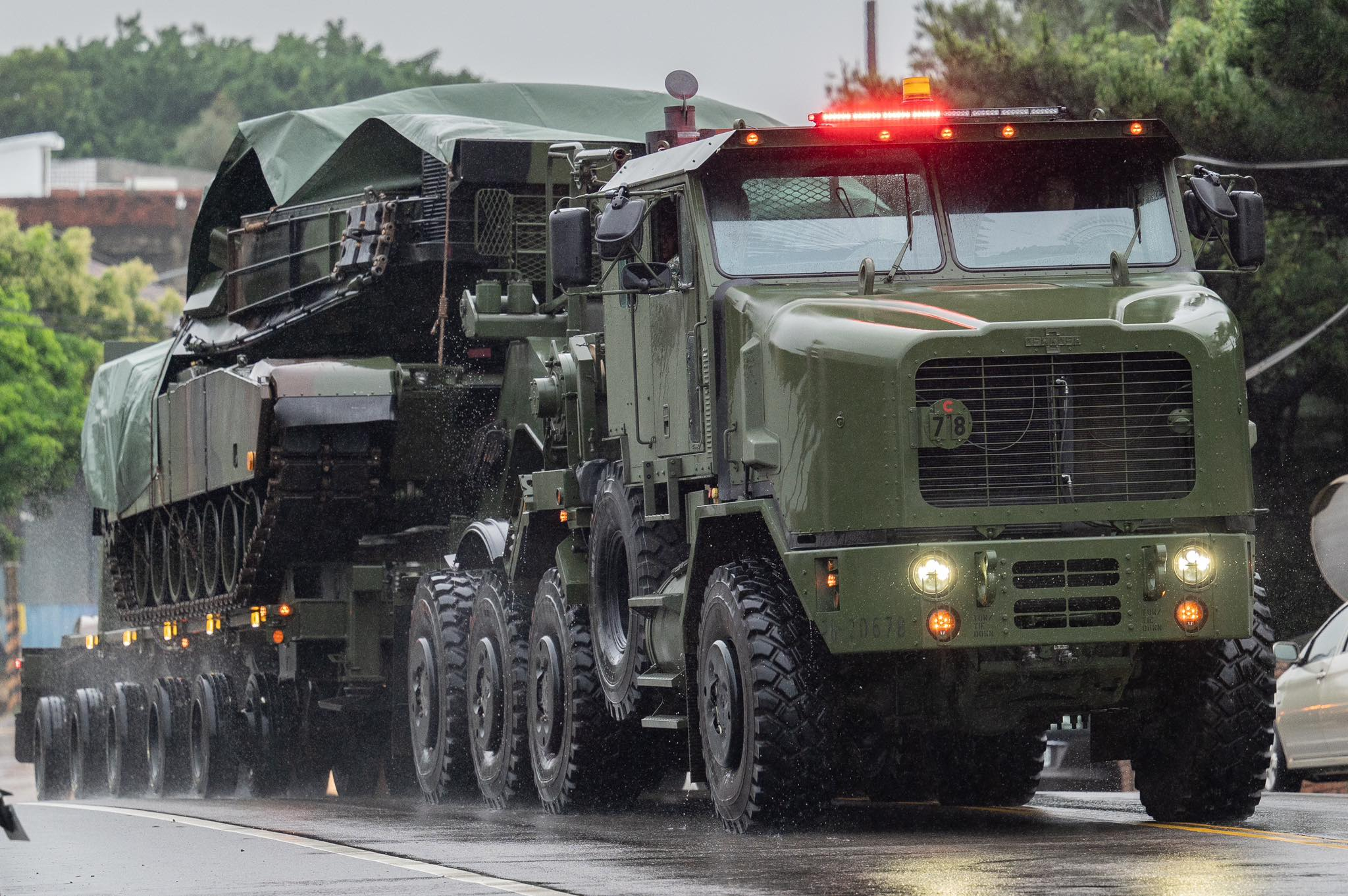 台湾M1070A1拖车头搭配M1000五轴板台运送M1A2T ​​​