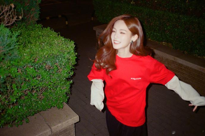 李一桐出神图像呼吸一样简单  李一桐又双叒三秒出神图啦，真的像呼吸一样简单吧，姐