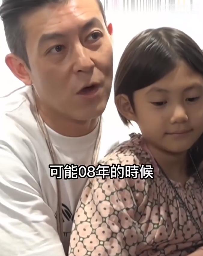 陈冠希抱着女儿罕见地重提了2008年的那场照片风波，他自认很多人都觉得那时候的陈