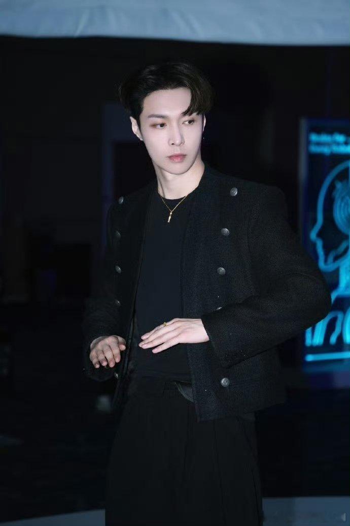 张艺兴全英文发言 硅谷现场氛围感拉满，张艺兴全英文解读AI发展，全开麦《suck