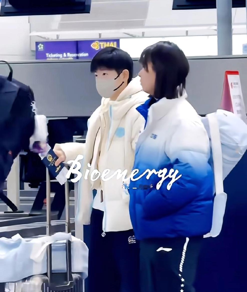 莎莎与小姐妹何卓佳，
省队队友朱梓予一起回北京了。
今天莎莎羽绒服里面又穿了一件