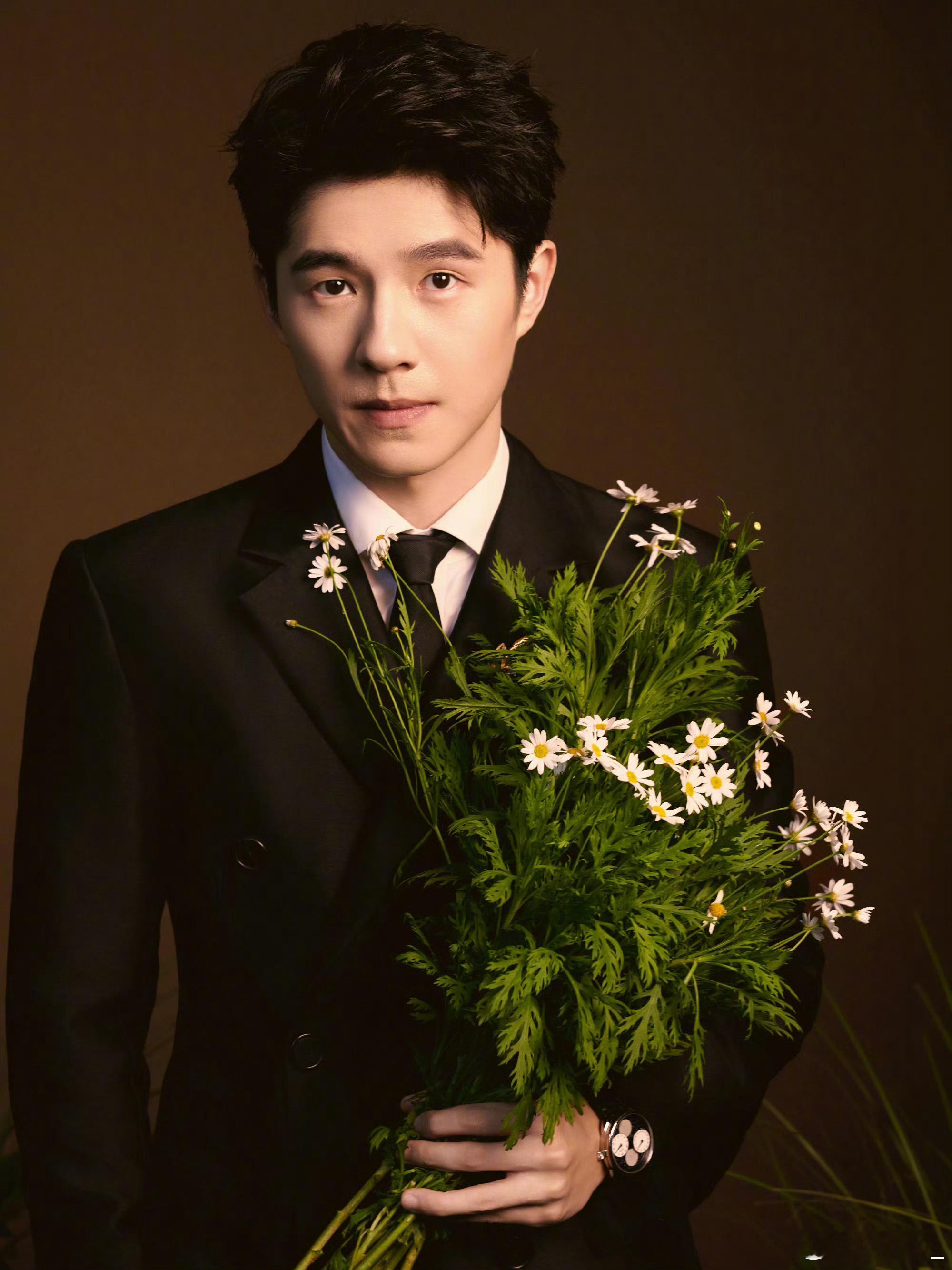 刘昊然现身第38届大众电影百花奖，身着Hermès 2026秋冬男装，极简剪裁勾