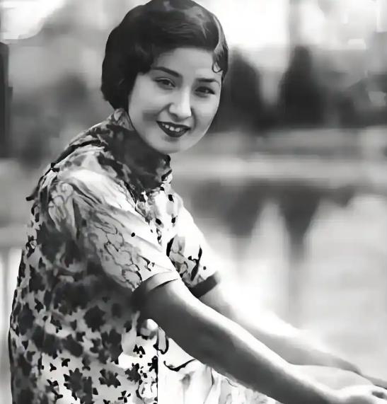 1940年深夜，郑苹如被带到一处小树林秘密执行处决。特务见她长相出众，一时迟迟下