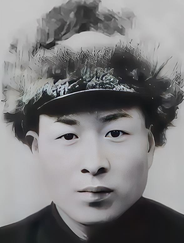 一个战士撞见八个鬼子在河边追一个抱娃的农妇，他枪里就三发子弹，他没躲，刺刀“咔”