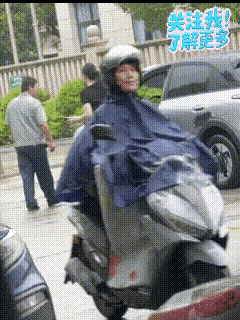 女人只是轻踢了一脚，保安大爷凶狠的用全身力气，猛煽了女子头耳部，女子都给打聋了，