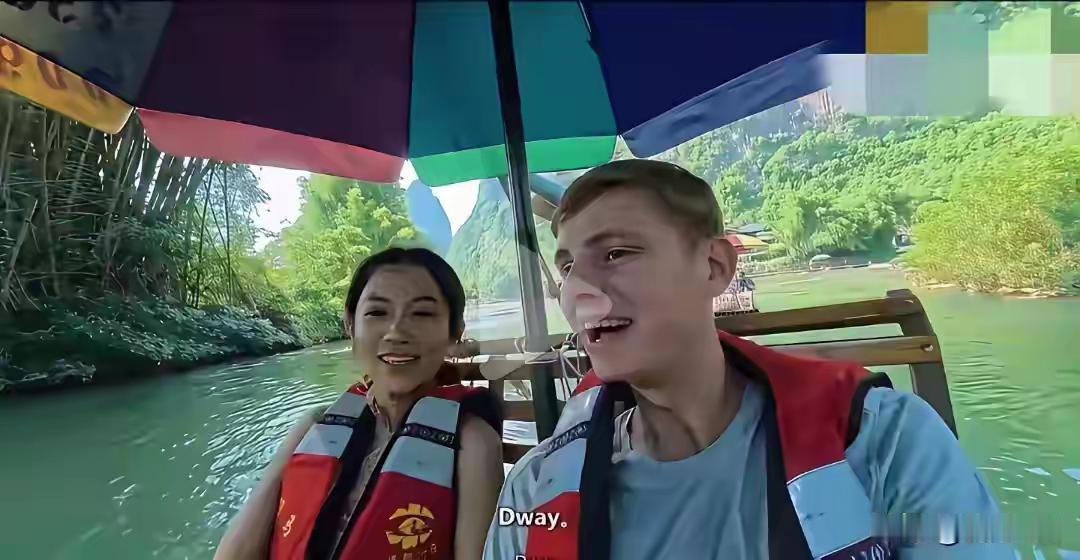 想错了，本以为麻辣烫两人就结束了关系。
可没想到，两人竟然结伴外出旅游去了，丝毫