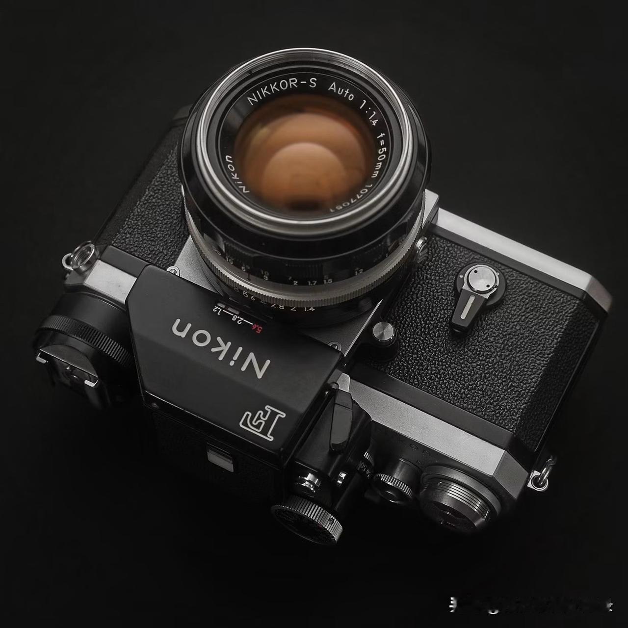 阿波罗Apollo版Nikon 大F单反相机。


图中都这台相机是一台Appo
