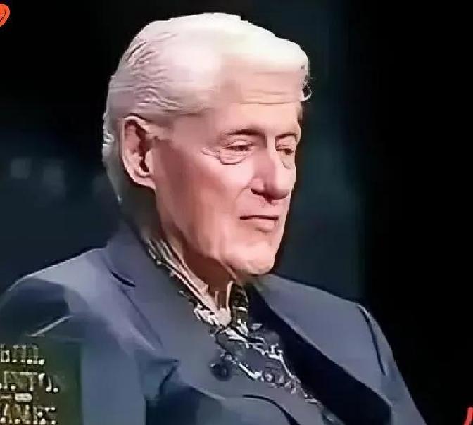 锁扣一合！锁扣一合！
 
据最新报道，美国前总统克林顿在回忆录里宣布了当年的真实