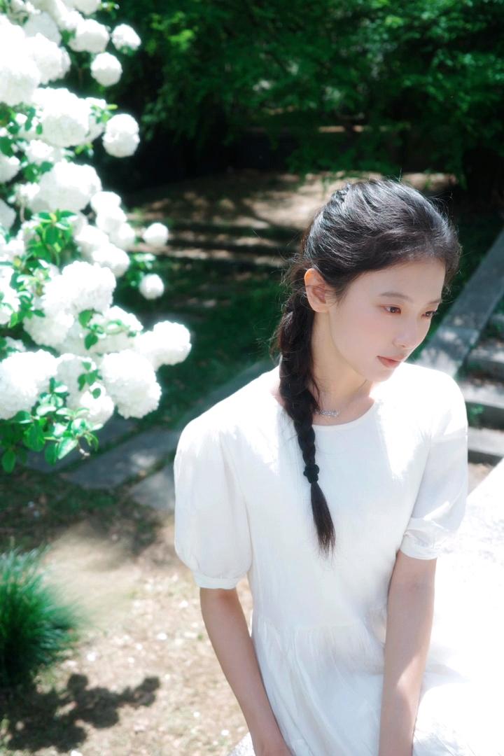 阳光下的白裙少女，静谧如花