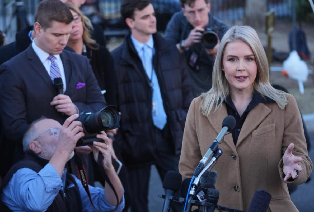 美国的法官还是很“懂事”的。

前两天，白宫发言人莱维特的“嫂子”被移民执法了，