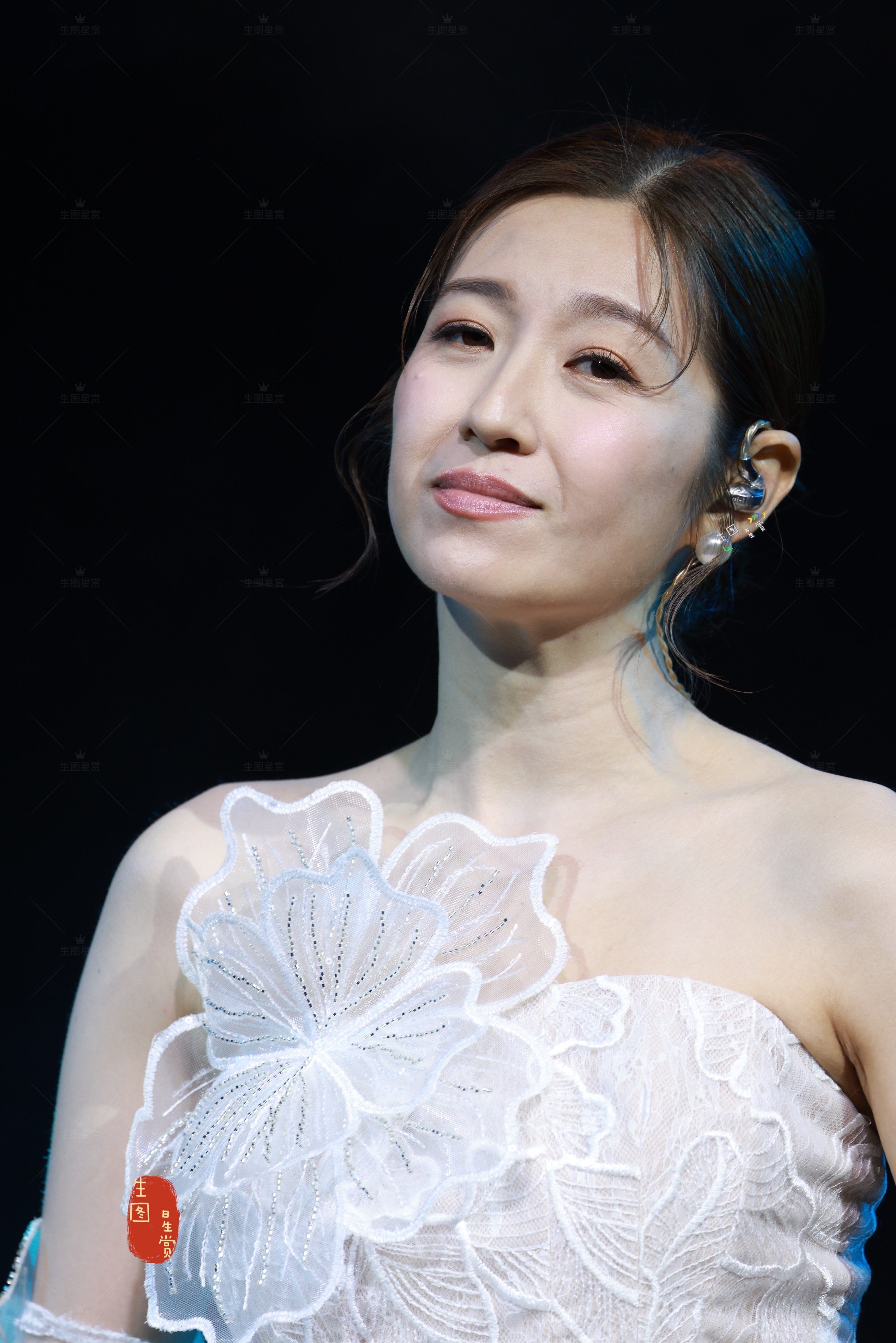 陈自瑶音乐见面会白裙造型深情yoyo🎵 