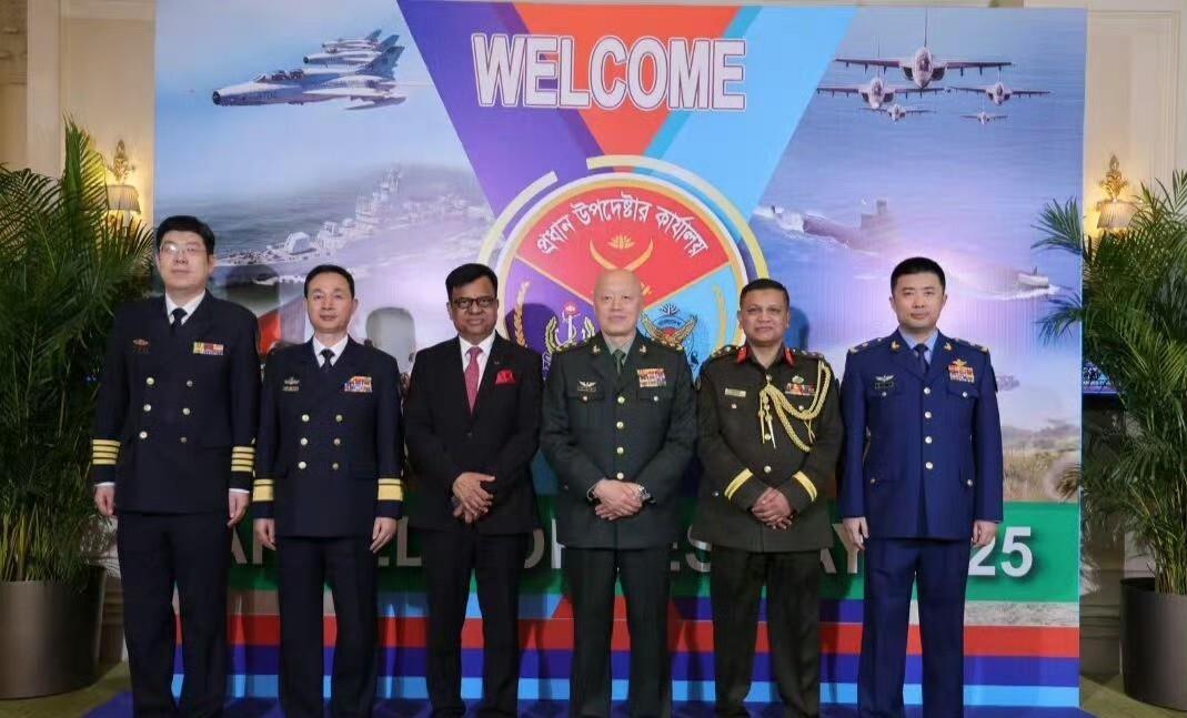 你知道中国空军史上第一位三次捧起“金头盔”的飞行员是谁吗？
他叫蒋佳冀，名字首字