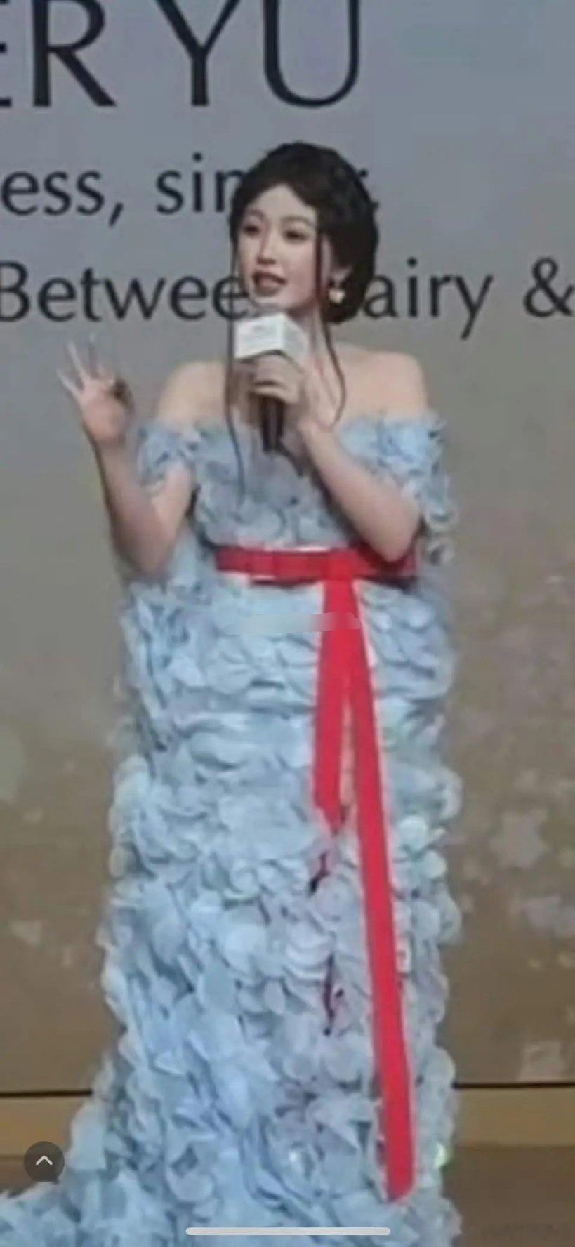 虞书欣每次出席活动的造型都能让人两眼一黑 ​​​