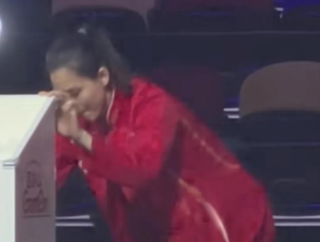 刁琳宇时刻准备着。
在中国女排对阵美国女排的比赛里，
场边的刁琳宇不断地做着蹲起