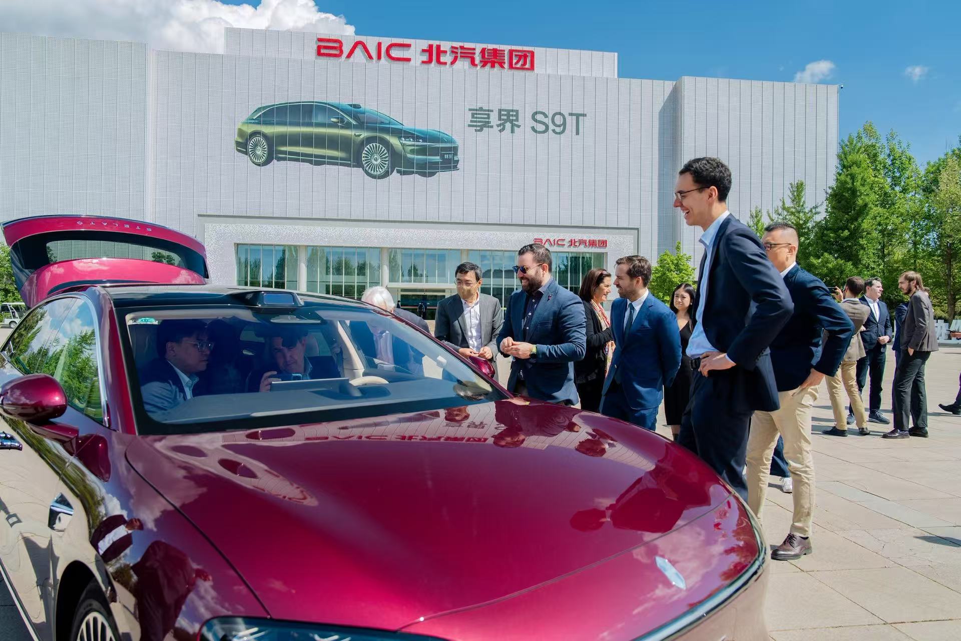 老外又来看咱们新能源了：西班牙驻华大使馆代表一行走进享界超级工厂，体验感受享界S