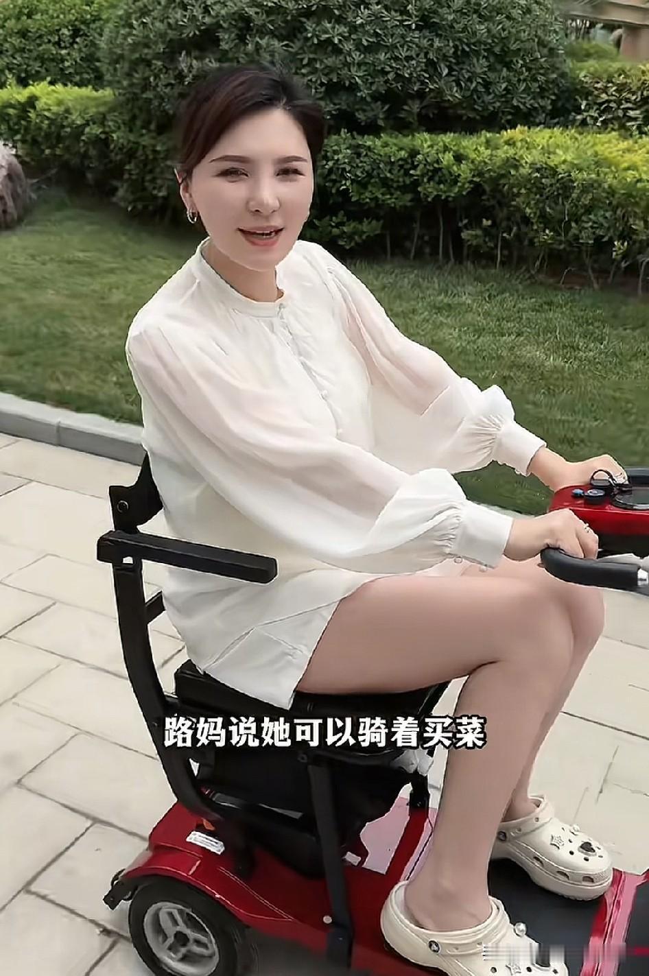 我时常怀念那个没有智能手机的年代。
那时的生活热闹又鲜活，日子是踏出门才能触碰的