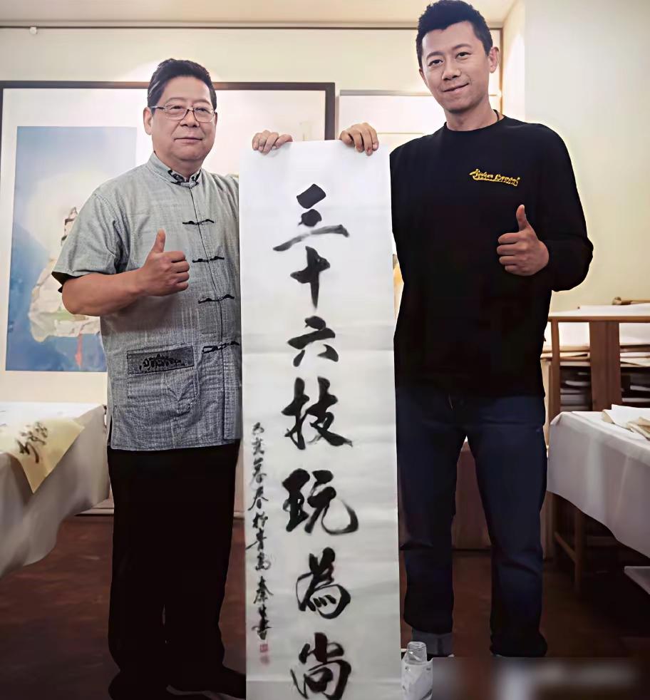 刷到夏雨他爸的画时，我手里的瓜差点没拿稳——原来那个总在电影里演糙汉的夏雨，背后