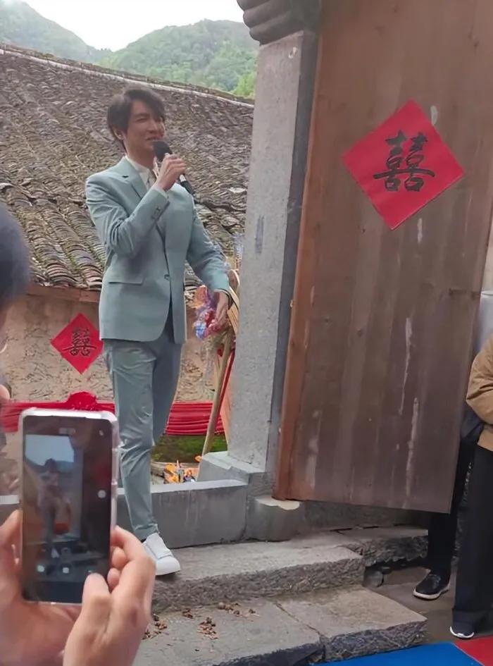 大明星倒过来给网红庆婚？
这几个大明星应该都不缺这点钱吧？现在的网红确实比明星还