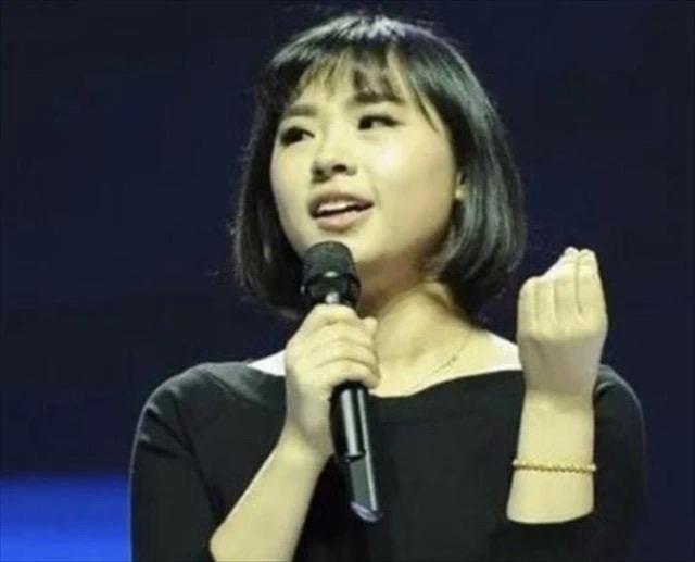 她曾经是“北大寒门贵女”的代表，由学渣到北大学霸，从演讲冠军到网红主播，由农村寒