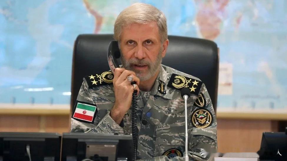 革命卫队手里有刀，盯着佩泽希齐扬和阿拉格齐盯了这么久，就是不动手！不是不想动，是