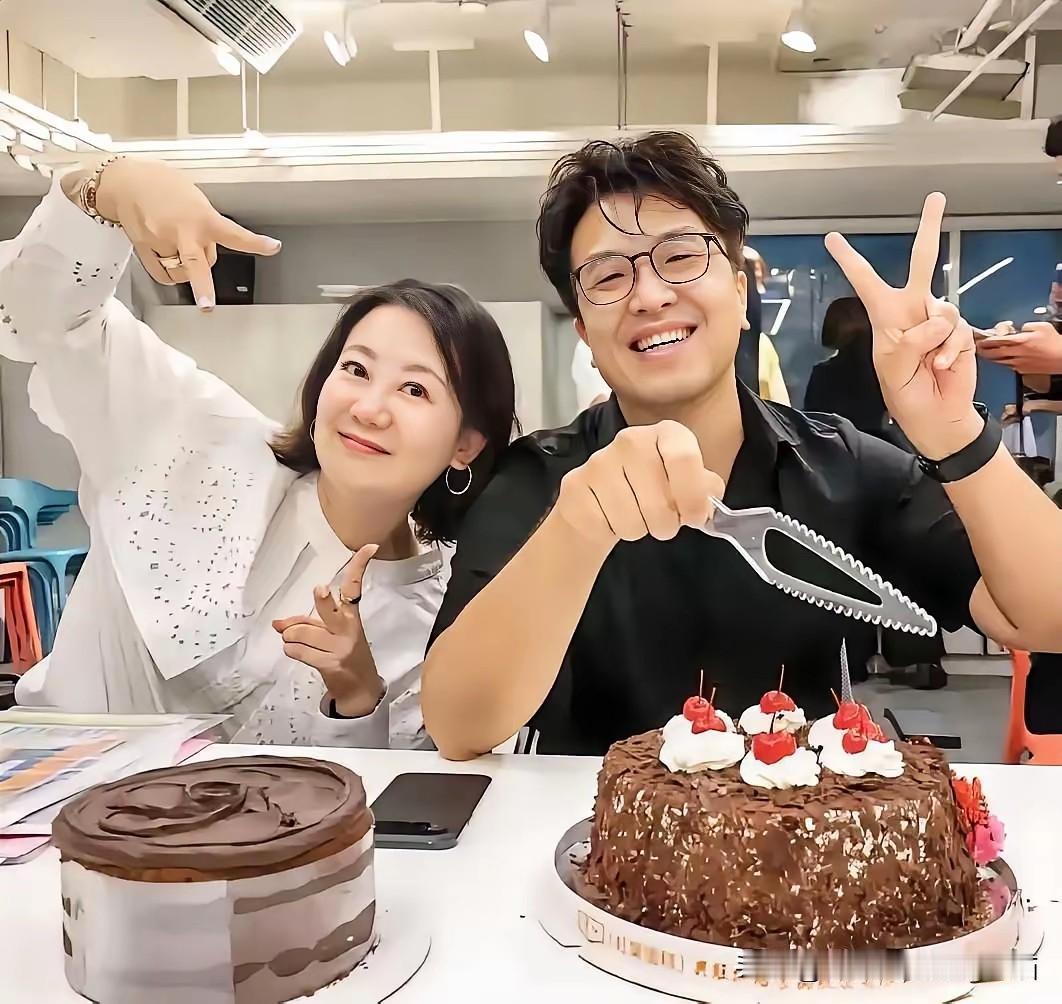 吴思瑶豁出去了？
为了给沈伯洋造声势，吴思瑶这位“超级保姆”每天陪伴这位“超级巨