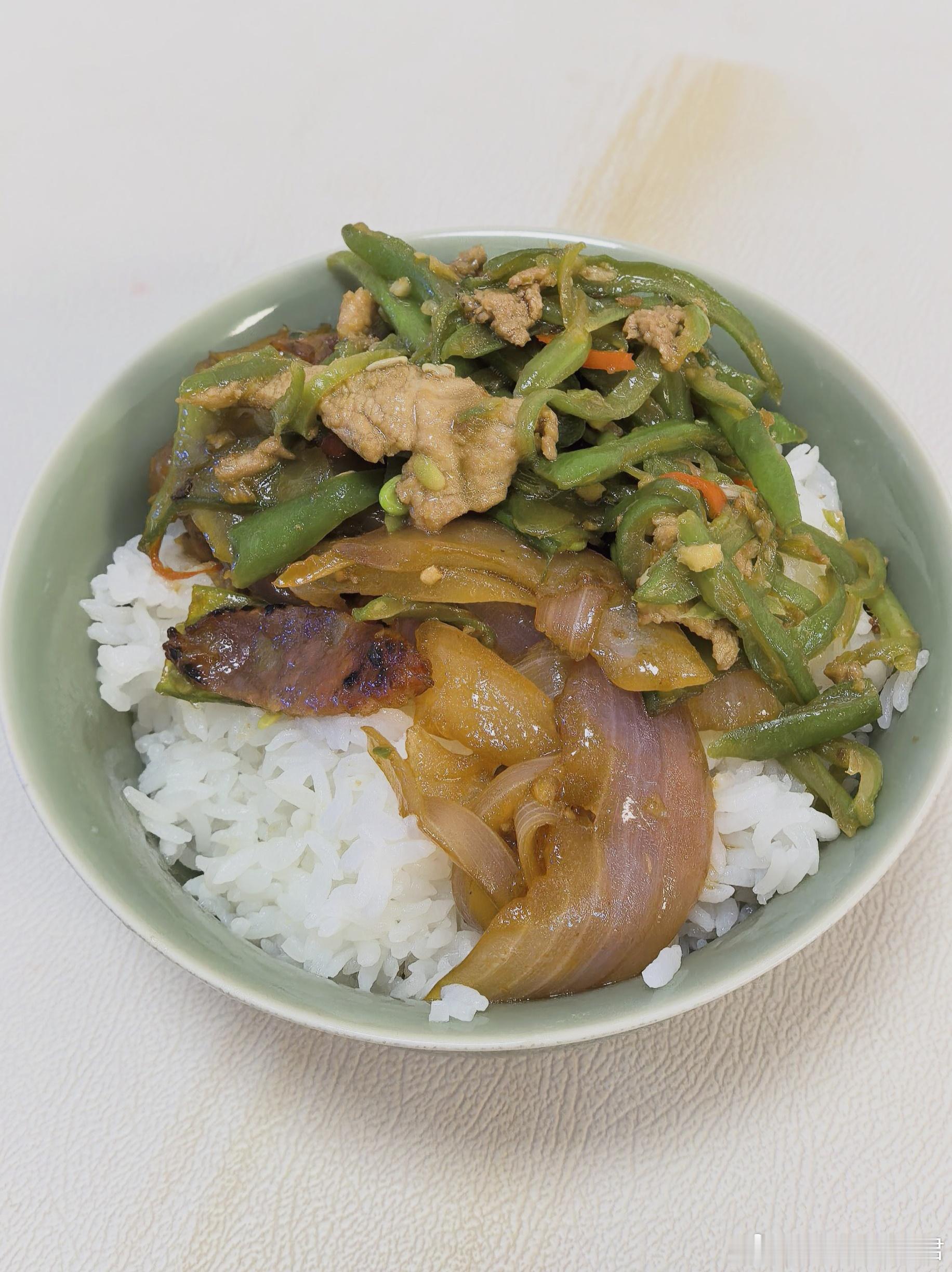 现在才吃午饭。不饿的时候懒得动，饿了的时候又来不及了 