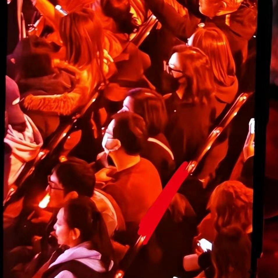 有人在东方跨年观众席看到了肖战的爸爸妈妈，这次跨年肖战有家人在身边啦 东方卫视跨