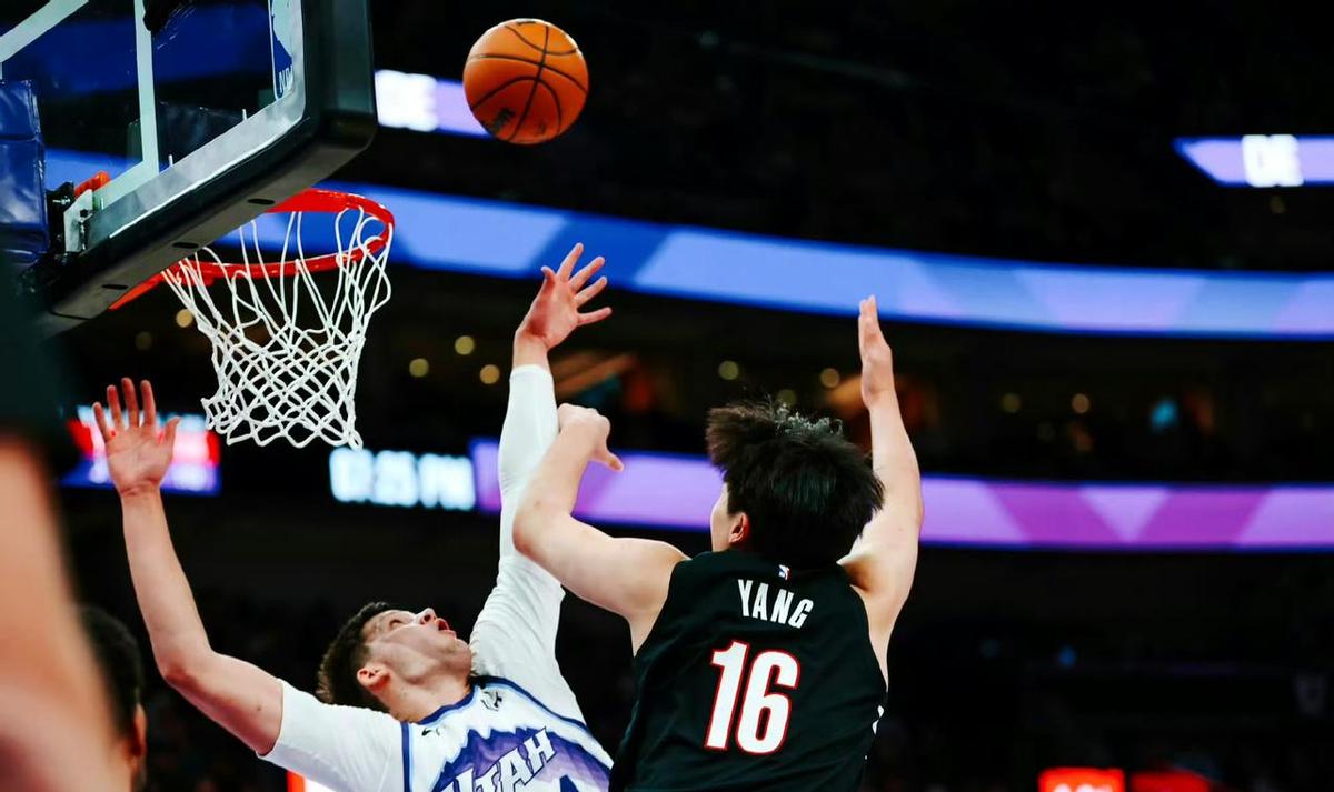 杨瀚森上场不到4分钟，1投1中，2分2犯。
开拓者官网夸他“对抗硬”，没白练。