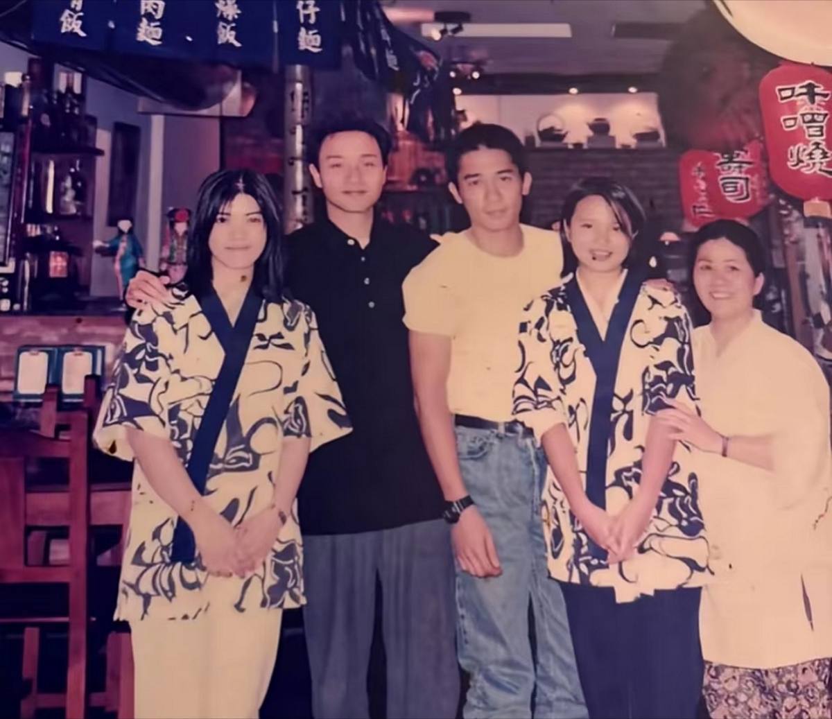 网友晒照：這兩張相片是拍《春光乍洩》時在阿根廷的一家餐廳拍的，老闆是台灣人。