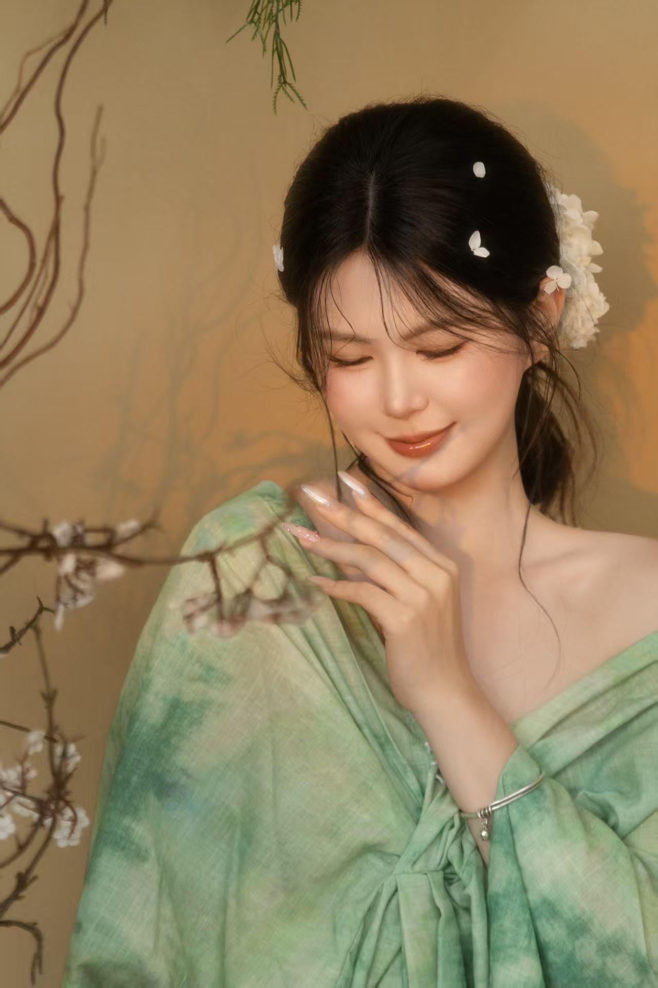 终于拍了这组“丧但很美”的绿色清冷风写真！💚 妆造主打“冷感伪素颜”——哑光底