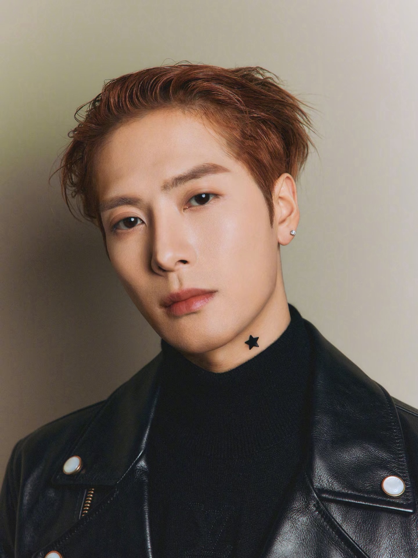 王嘉尔 给我一个拥抱有被巴黎时装周LV秀场上的王嘉尔帅到，状态好好，生图颜值也很