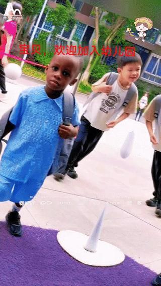 黑人小孩第一天来幼儿园上学。
受到了幼儿园老师和园长的热烈欢迎。
据说这个小孩还