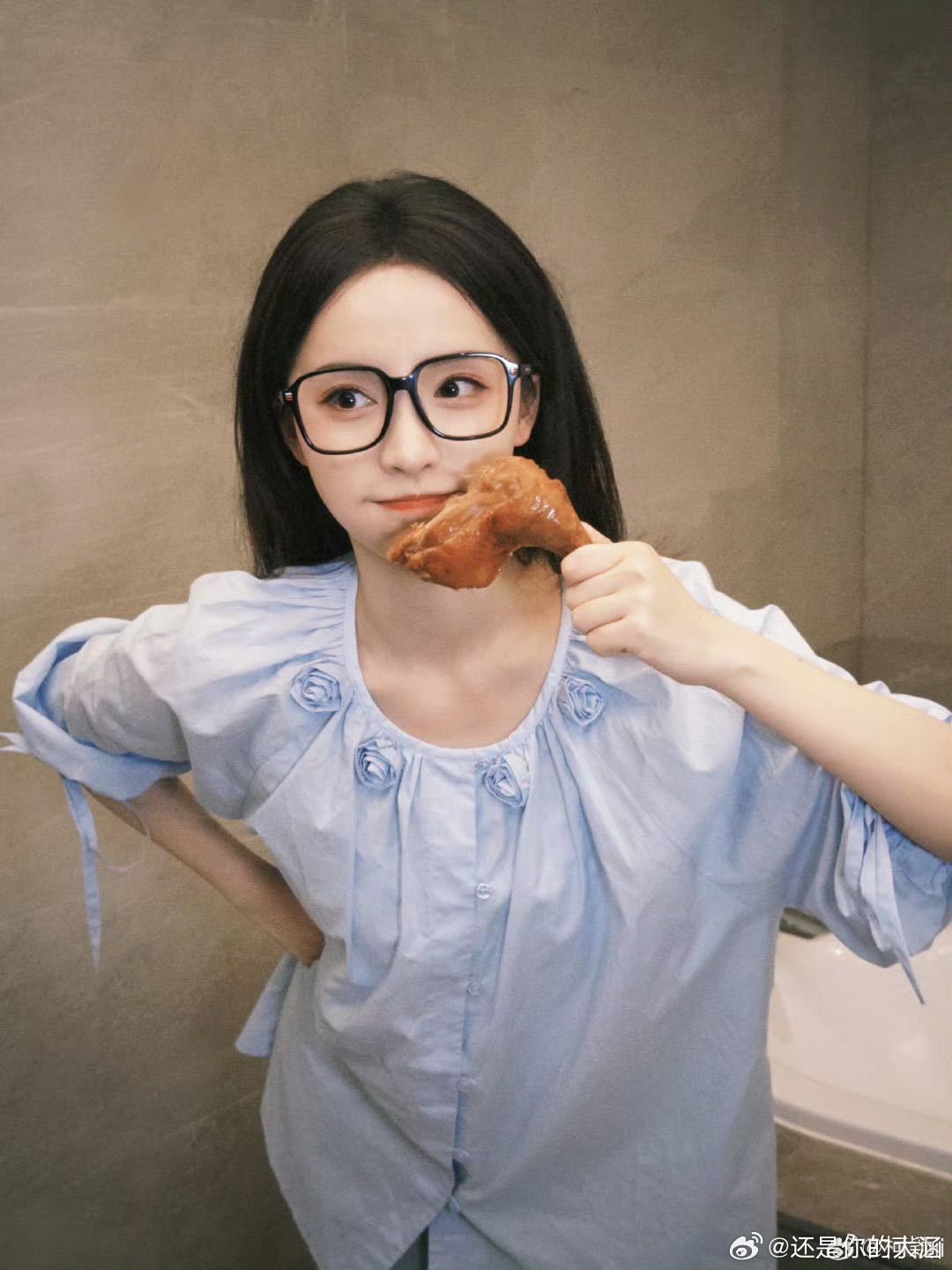 柯颖甜飒赛道的新菜 柯颖简直就是甜飒赛道的“顶级大厨”，新作里甜起来能融化人心，