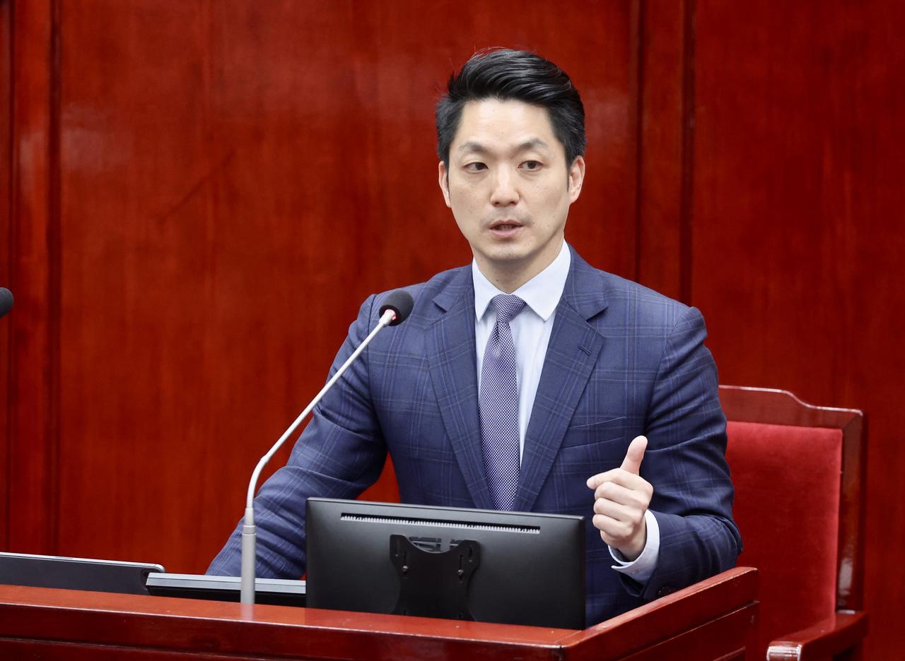 蒋万安“倒阁”进退困局：明知不可为，为何还要为之？

近日，台北市长蒋万安借“反