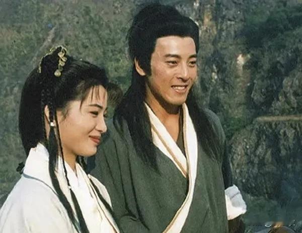 小师妹为什么不喜欢令狐冲，而是喜欢林平之，我觉得首先是外貌吧。

因为林平之有很