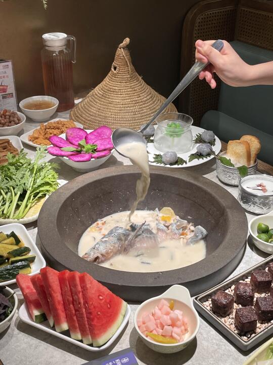 一周吃了三次…鲜掉眉毛石锅蒸汽鱼!!