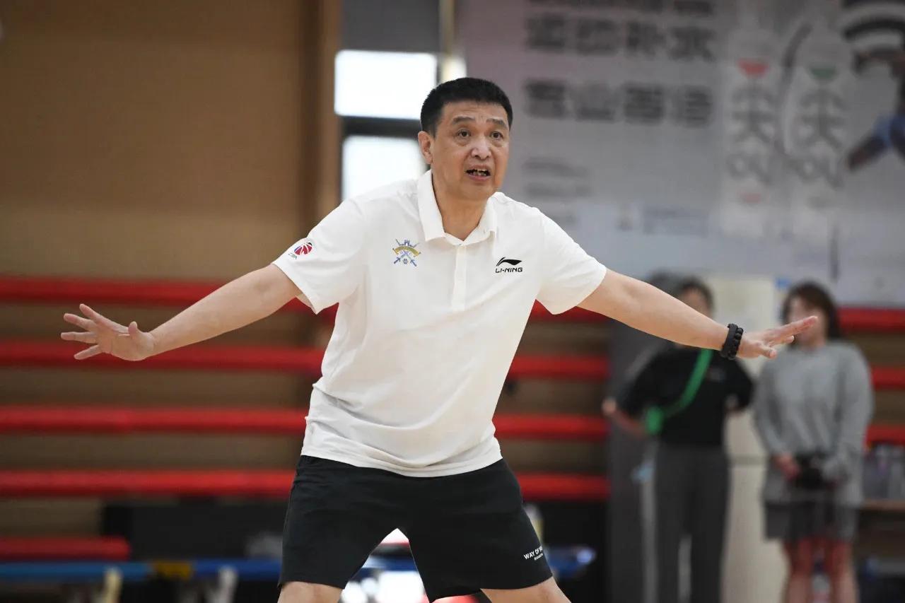 北京控股篮球俱乐部聘用闵鹿蕾担任俱乐部一队主教练，率队征战CBA联赛。
首先祝福