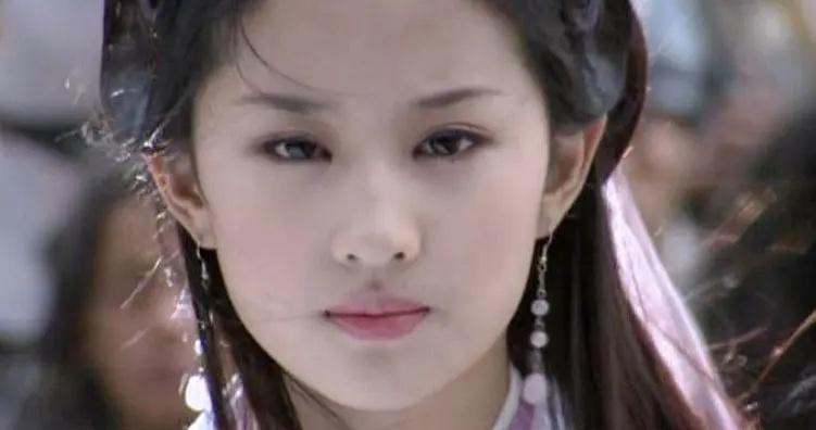 毕竟是真的从小看到大的女孩子，从14岁就开始演戏了。最主要也是真的美，十几岁的刘
