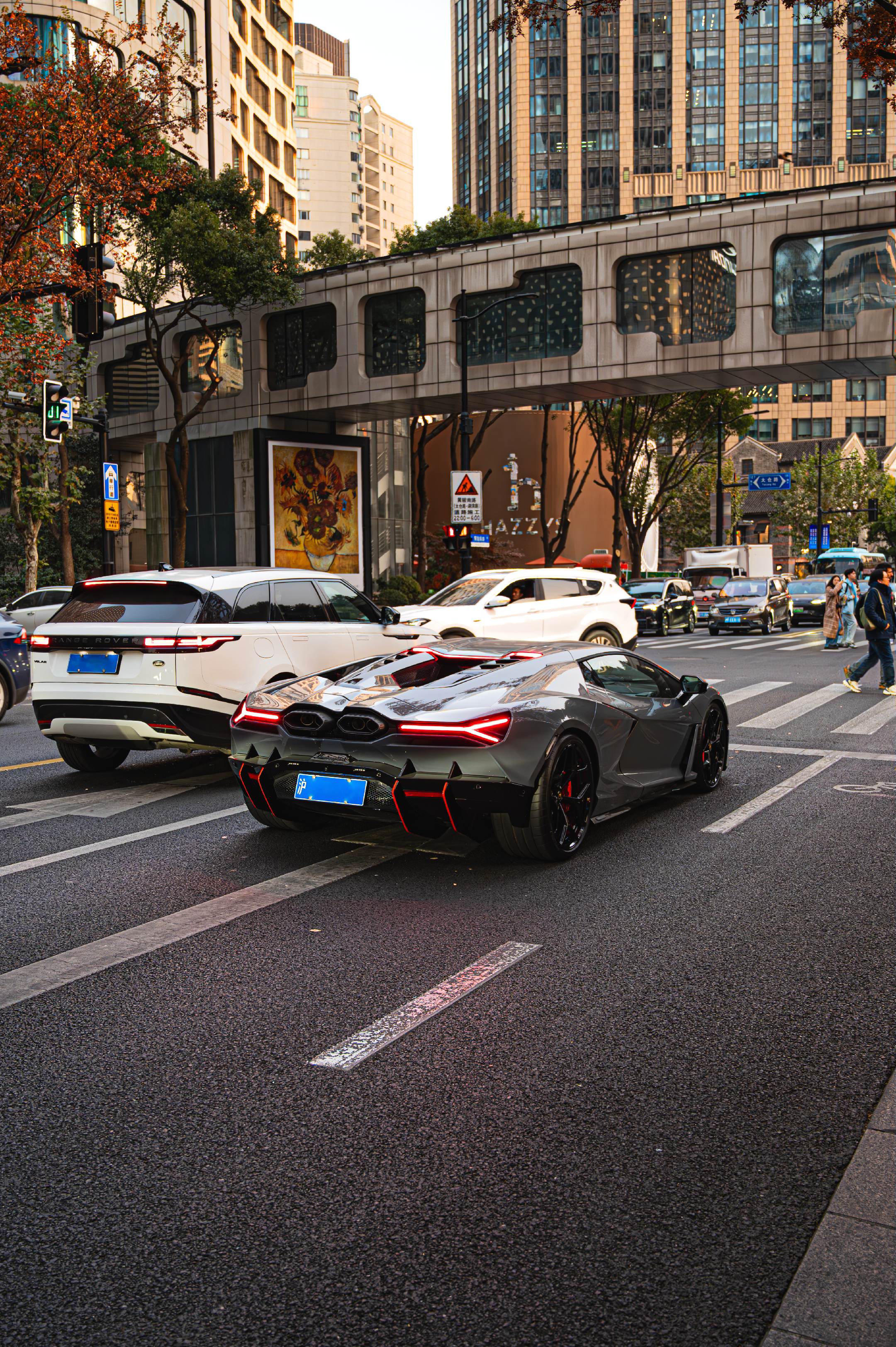 上海的新大牛真的越来越多了。还得是沪爷，新天地路口随便扫扫街就有新大牛出来