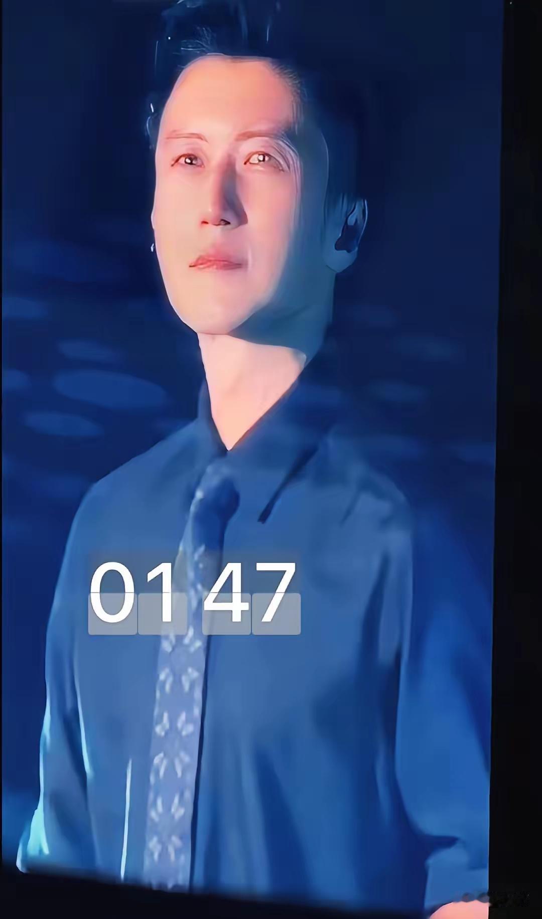 今晚谢霆锋在青岛开唱，这是谢贤离世后他首次公开露面。他一身全黑造型登台，唱到动情