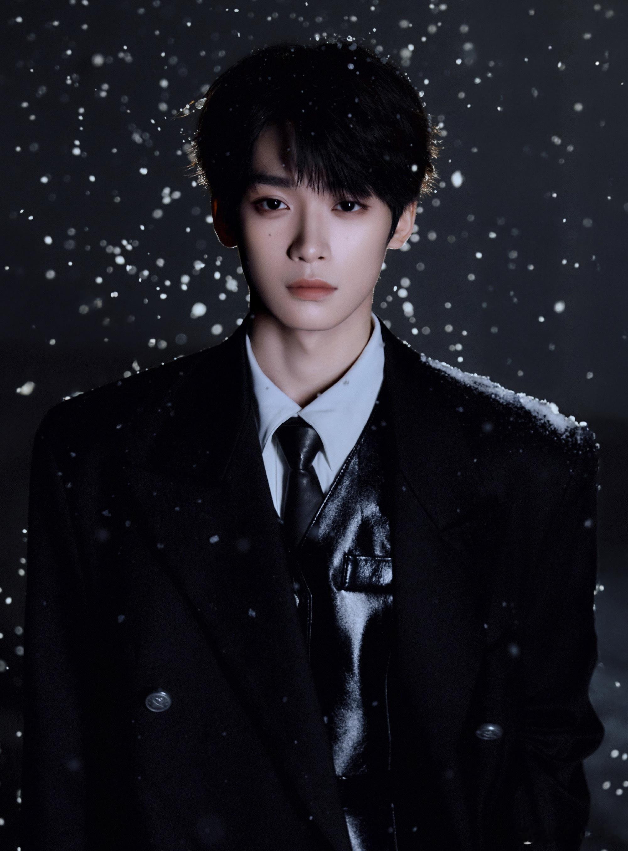 梓渝晒十一宫格初雪营业照，好权威的一张脸，黑色大衣好有韩剧男主氛围感啊，初雪快乐