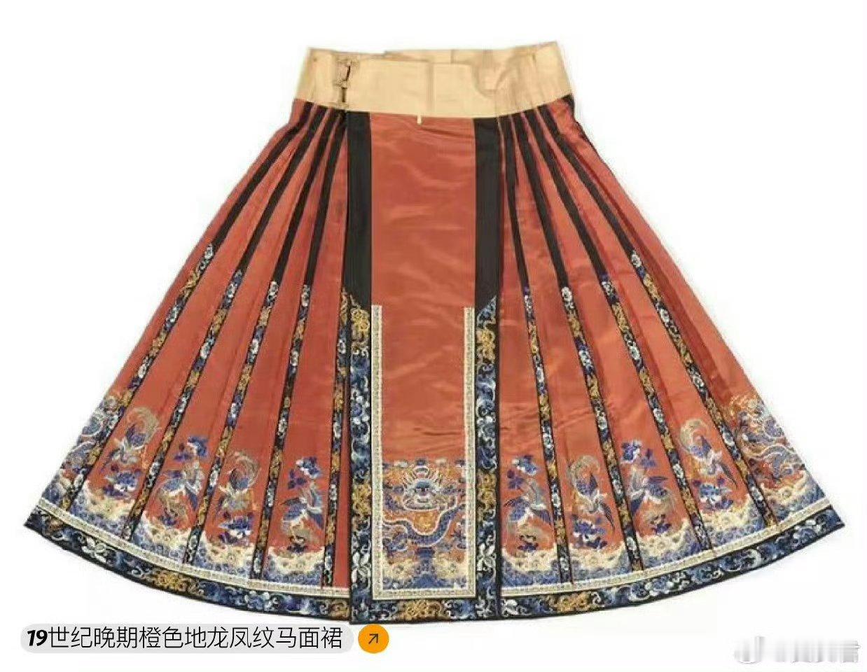 中国传统服饰马面裙。马面裙前后里外共有四个裙门，两两重合，外裙门有装饰，内裙门装