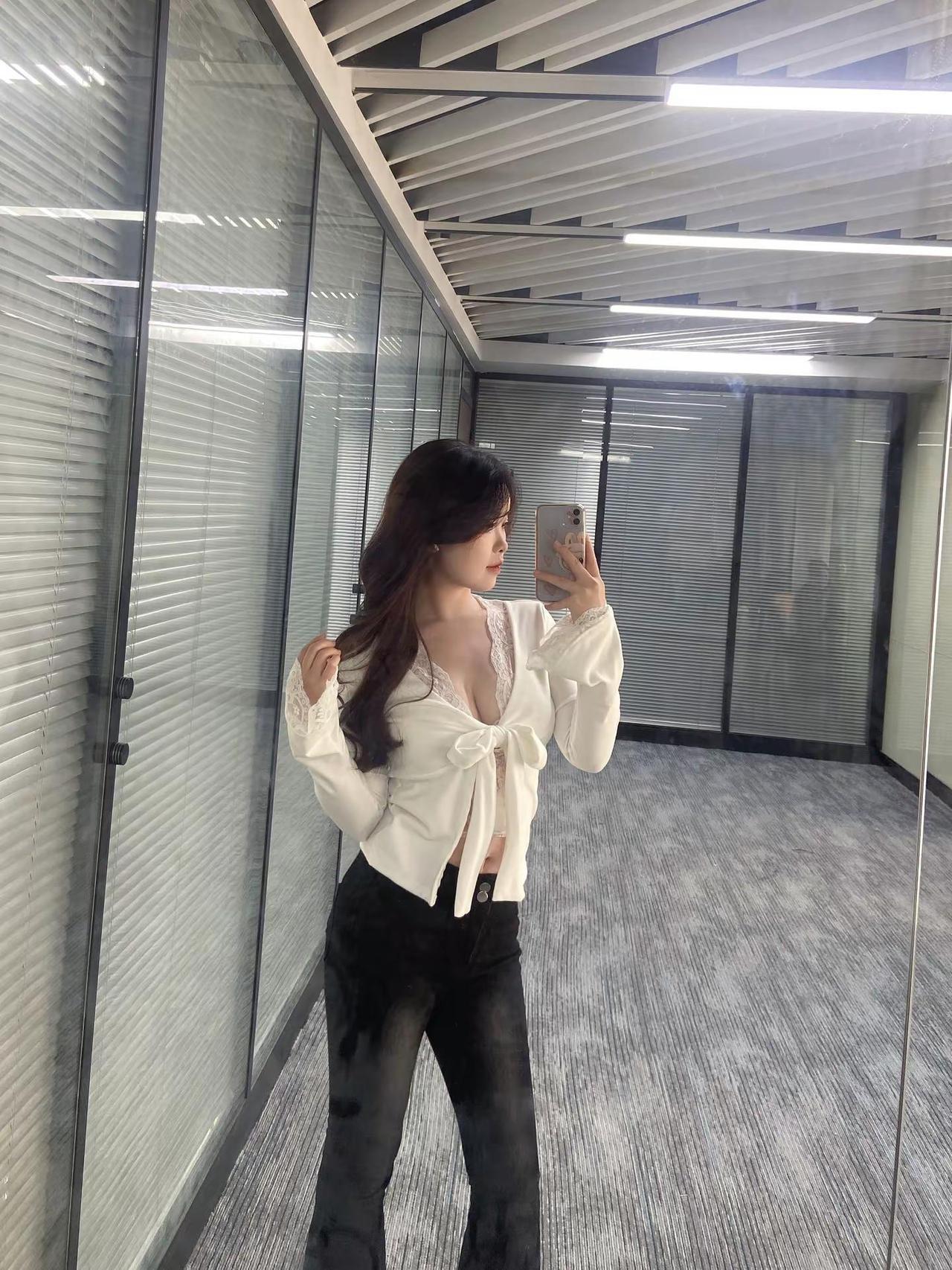 “不用记得太深刻 我还是那个嘴毒 最作 也是最美的前女友 ”.对镜拍 原相机拍摄