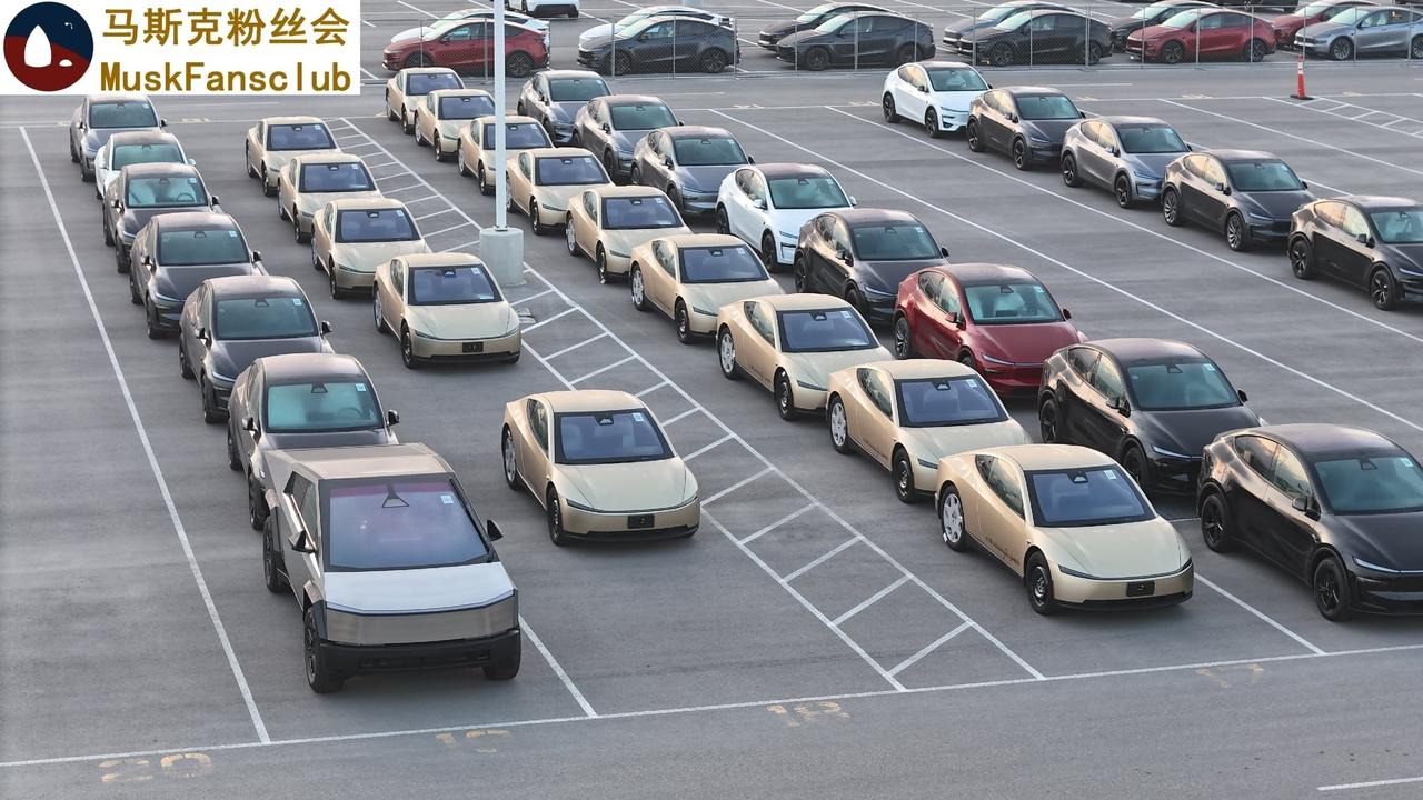 特斯拉德州工厂刚刚下线的第一批量产版的cybercab，有很多确实是没有方向盘的
