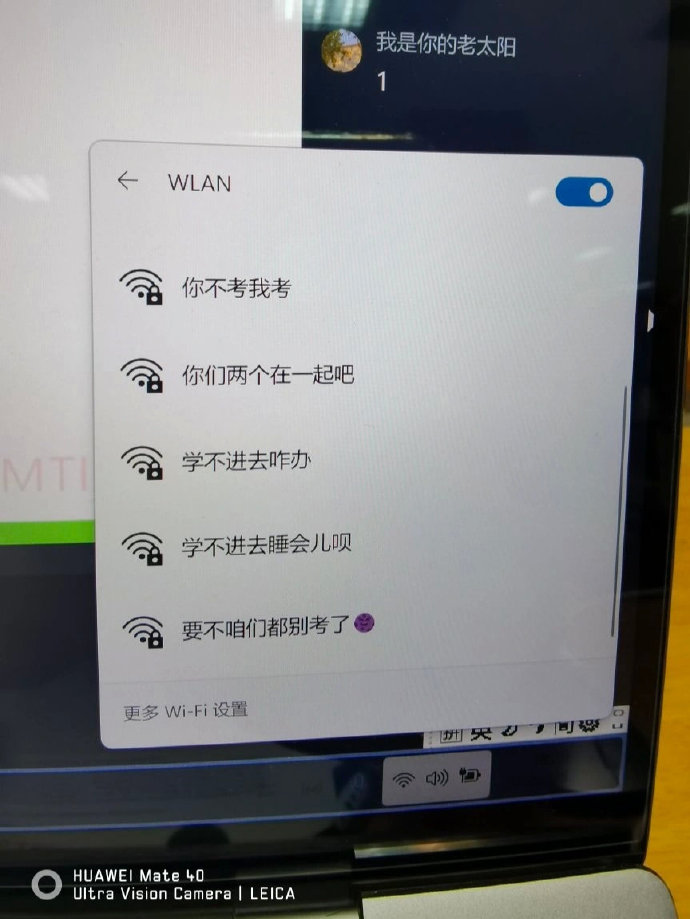 有趣的灵魂在图书馆扎堆 ​​​