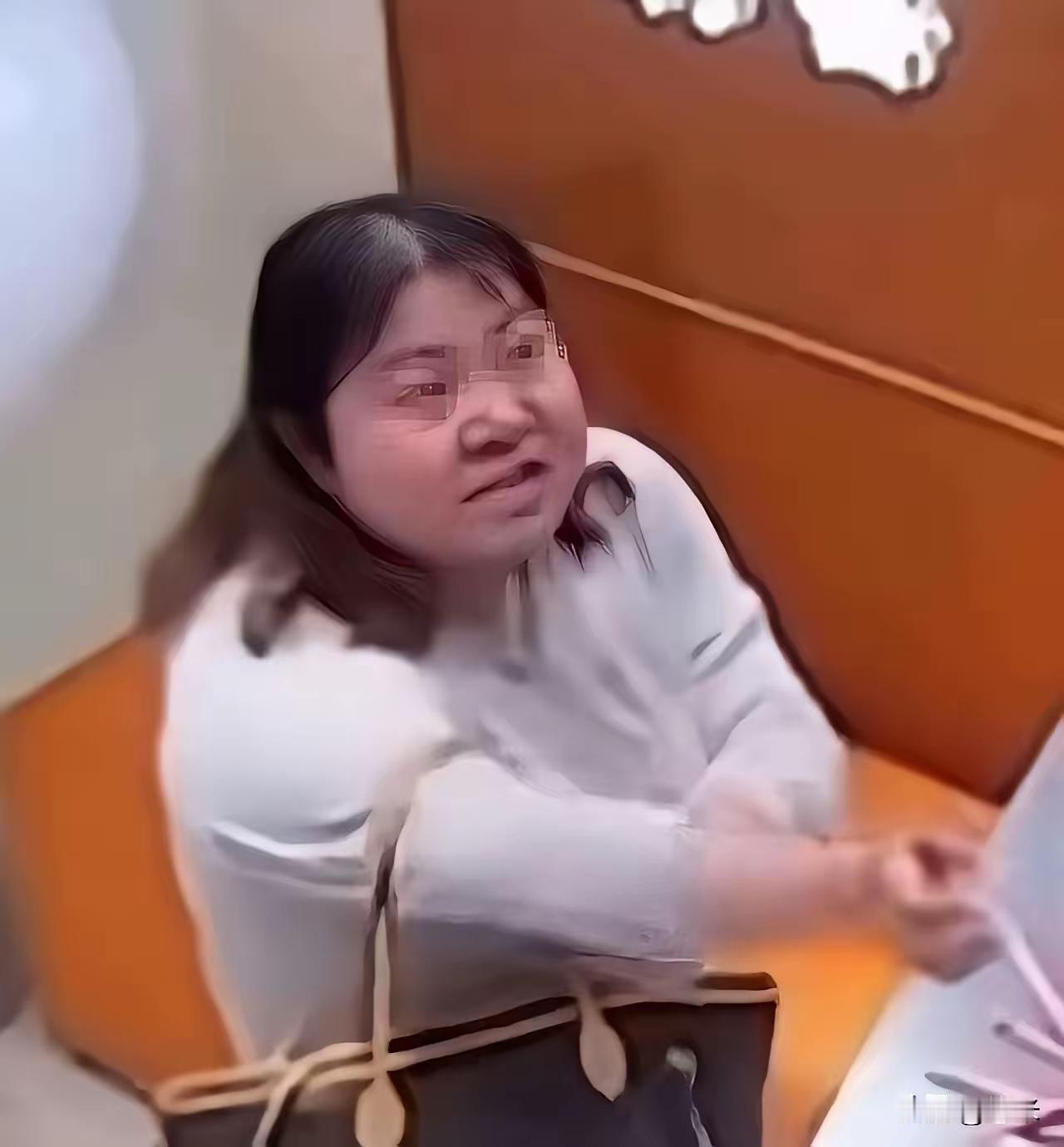 两根吸管起纠纷，            怒砸店铺泄情绪，            