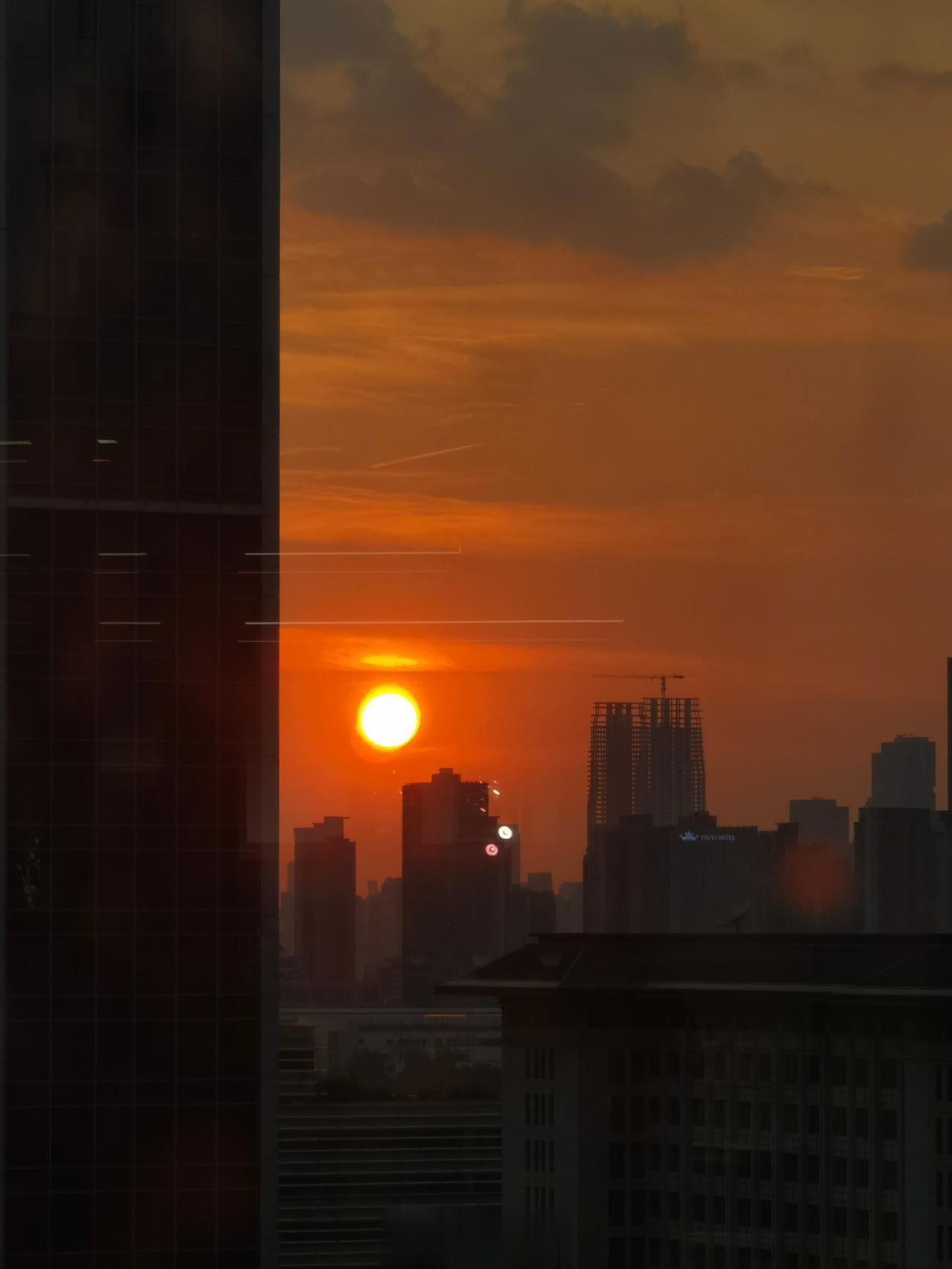 今天武汉日落还不错，一台华为老旗舰，一台iPhone，两张随手拍，喜欢哪张？